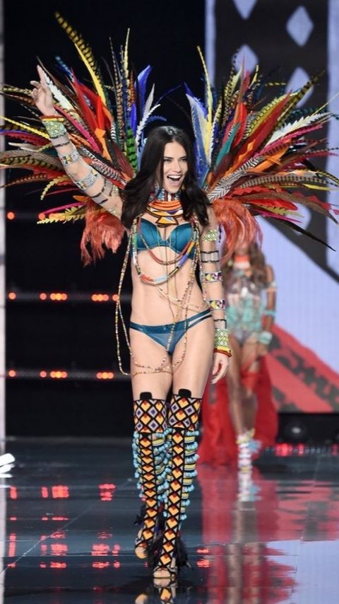 Kangen Runaway, Adriana Lima Kembali Muncul di Victoria's Secret Fashion Show 2024