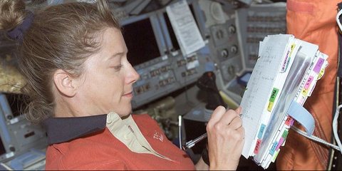 Bukan Pensil atau Pena Biasa, Ini Yang Dipakai Astronot untuk Menulis di Luar Angkasa