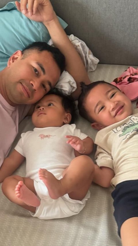 Potret Raffi Ahmad Tiduran Bareng Kedua Buah Hatinya, Tatapan Hangat Baby Lily ke Sang Ayah Jadi Sorotan