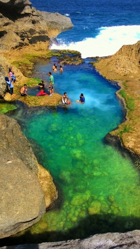 Eksotisme Pantai Kedung Tumpang Tulungagung, Ada Kolam Jernih Dikelilingi Karang hingga Mitos Tak Boleh Bawa Jeruk