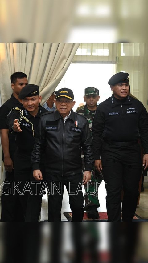 Potret Wapres Ma'ruf Amin Terima Brevet Hiu Kencana TNI AL, Penampilannya Bikin Pangling