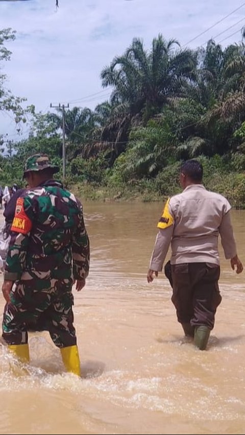 Aksi Anggota Polri Datangi Masyarakat di Tengah Banjir, Pastikan Pilkada Damai