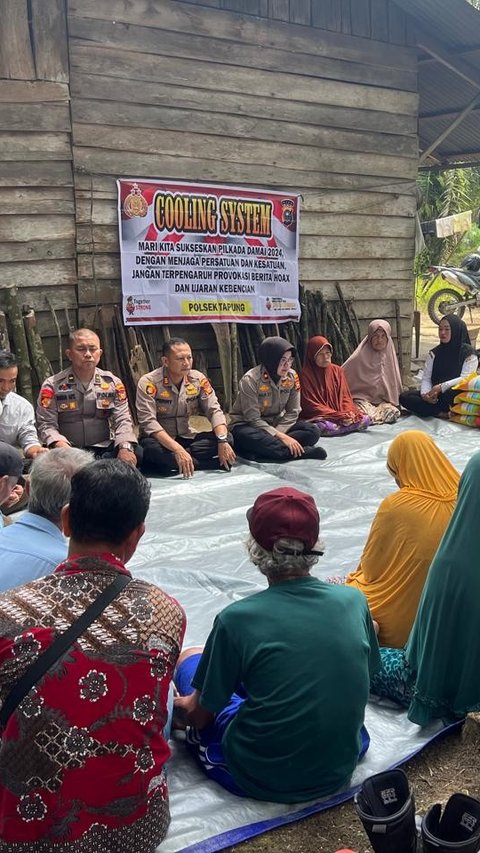 Polres Kampar Gelar Cooling System dan Bagi-Bagi Sembako di Desa Terisolir