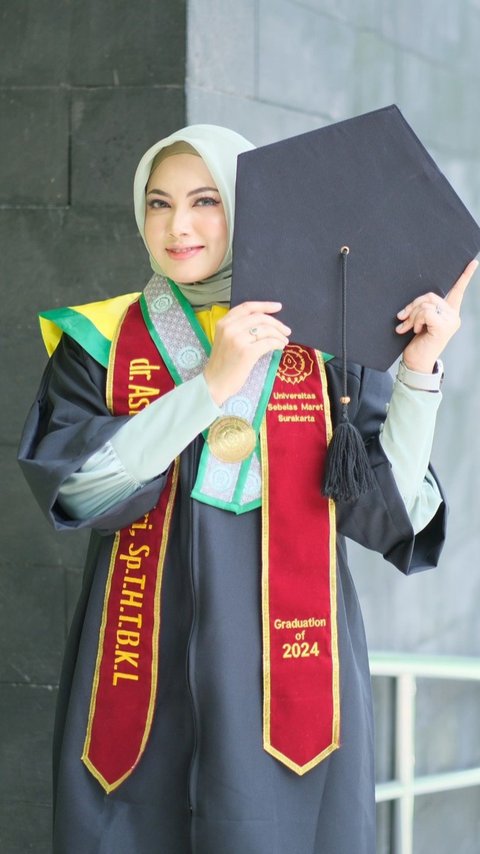 Potret Astrid Gayatri Mantan Istri Ifan Seventeen Diwisuda, Raih Gelar Dokter Spesialis THT & Bedah Kepala Leher