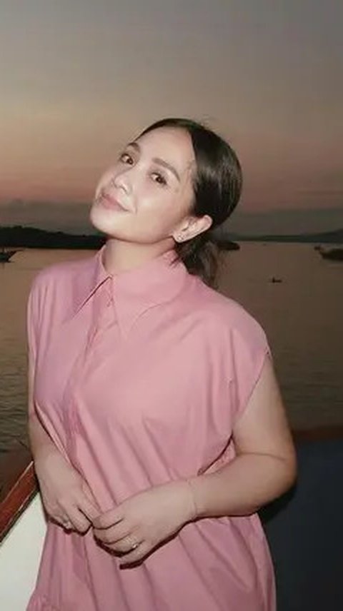 Cantik Natural Nagita Slavina Tampil Tanpa Riasan saat Liburan di Labuan Bajo, Tak Kalah Indah dari Pemandangan Alamnya