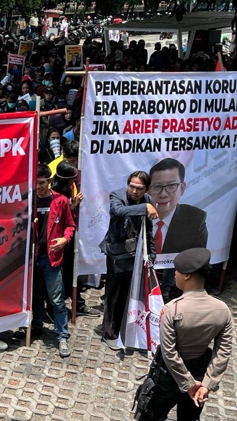 Ratusan Massa Unjuk Rasa Depan KPK Desak Usut Tuntas soal Denda Impor Beras