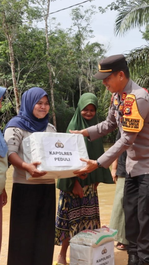 Banjir di Pelalawan Akibat Air Sungai Meluap, Kapolres Serahkan Bantuan ke Korban Terdampak