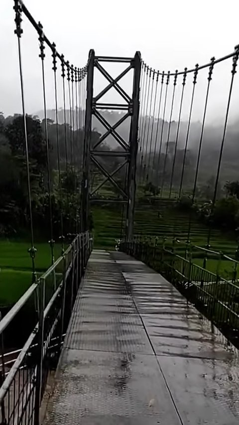 Kecamatan Indah Itu Bernama Peundeuy, Melihat Bukit yang Diselimuti Kabut hingga Curug di Pinggir Jalan