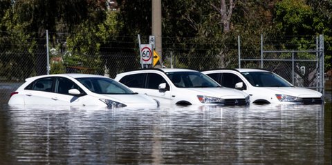 Mobil Terobos Banjir Berisiko Oli Bercampur Air, Begini Cara Mengecek dan Solusinya