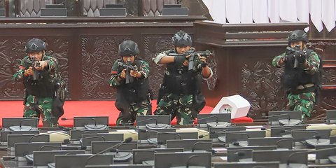 FOTO: Barisan Prajurit TNI Bersenjata Lengkap Amankan Gedung DPR Jelang Pelantikan Prabowo