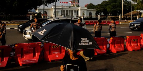 FOTO: Aksi Kamisan Terakhir di Pemerintahan Jokowi, Aktivis Bacakan Surat Penuh Kekecewaan