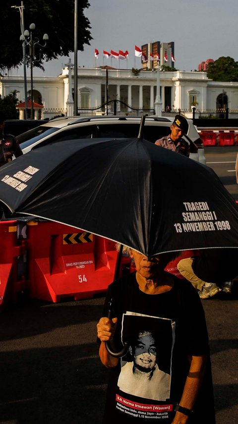 FOTO: Aksi Kamisan Terakhir di Pemerintahan Jokowi, Aktivis Bacakan Surat Penuh Kekecewaan