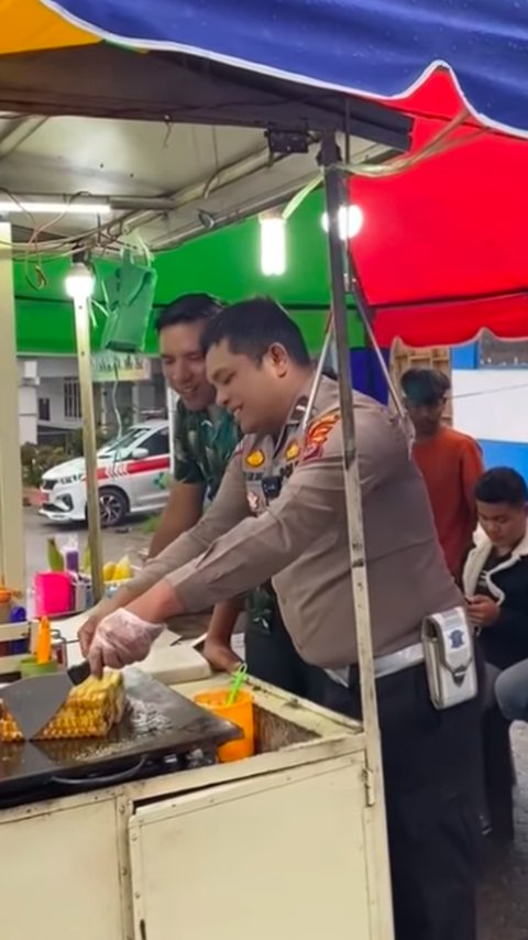 Masih Berseragam Lengkap, Polisi ini Jualan Roti Bakar di Pinggir Jalan Alasannya Menyentuh Hati