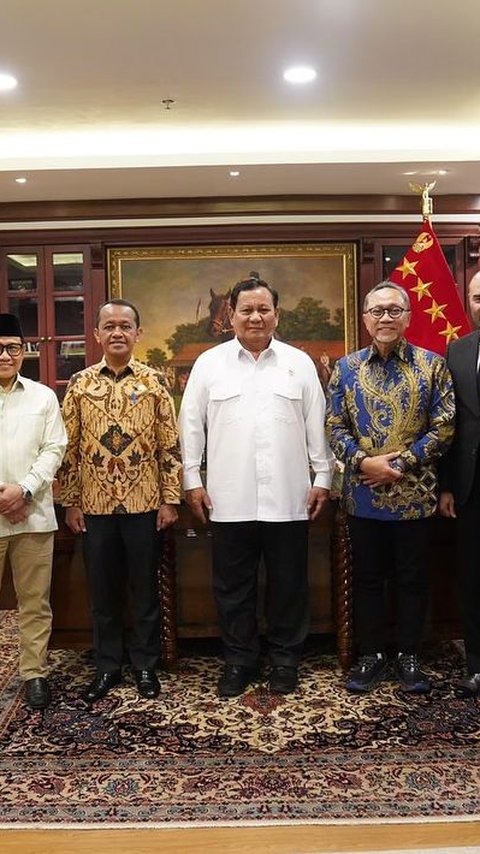 Pesta Kecil-kecilan Ultah ke-73 Prabowo, Dapat Kejutan dari Calon Wamen hingga Potong Tumpeng Bareng Titiek & Didit