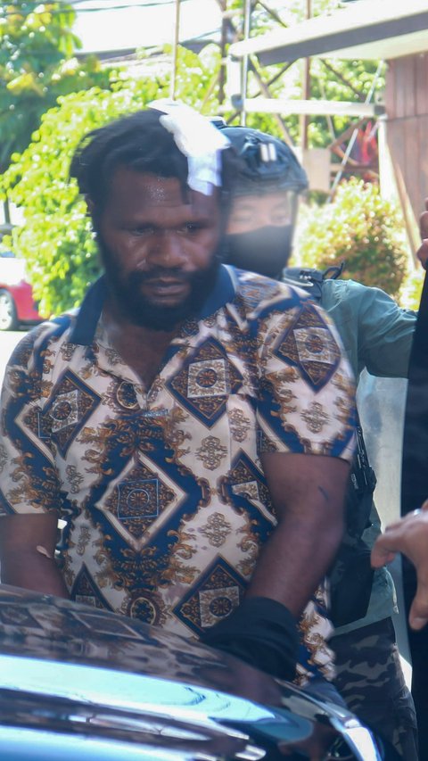 Dikawal Ketat Polisi, Pimpinan KKB Paniai Jemmy Magai Yogi Tiba di Polda Papua