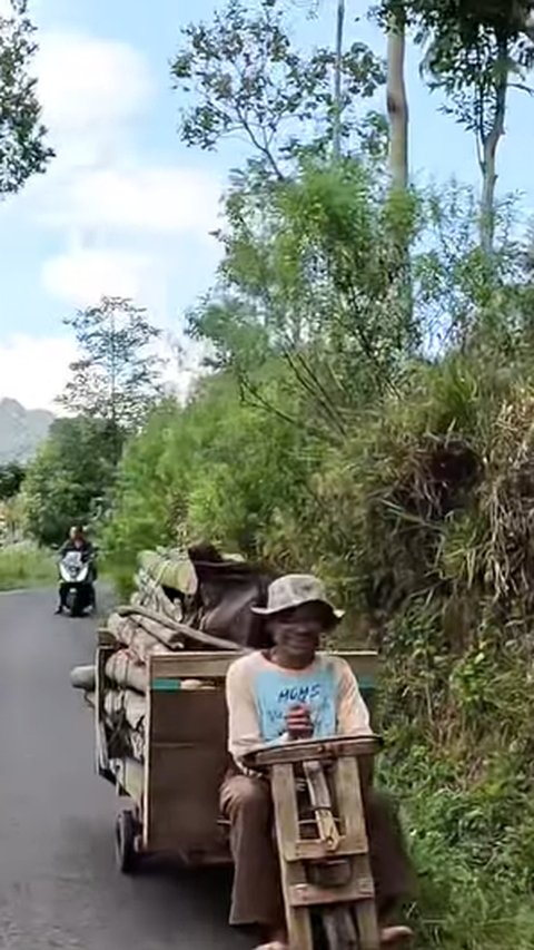 Kreatif Banget, Warga Sumedang Bikin “Truk” Kayu Tanpa Mesin untuk Bantu Ngarit