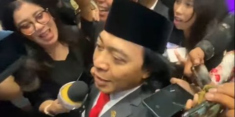 Diburu Sampai Dikejar-kejar, Komeng Jadi Rebutan Usai Dilantik DPD & Bikin Ngakak Keluarkan Celetuk Kocak 'Mobil Mogok'