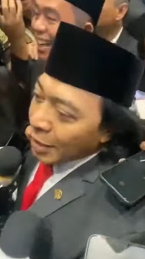 Diburu Sampai Dikejar-kejar, Komeng Jadi Rebutan Usai Dilantik DPD & Bikin Ngakak Keluarkan Celetuk Kocak 'Mobil Mogok'