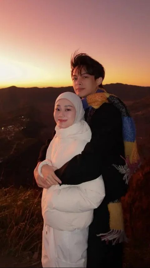 Bikin Iri, 7 Potret Romantis Dinda Hauw dan Rey Mbayang Nikmati Golden Sunrise di Bromo, Tak Lupa Ajak Anak-Anak