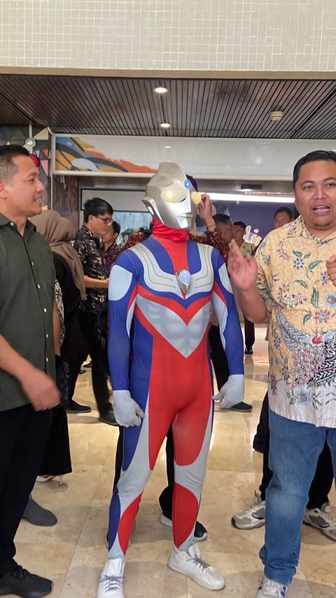 Luar Biasa, Anggota DPR Berkostum Ultraman Ternyata Punya Kekayaan Rp3,8 MIliar dan Tak Punya Utang