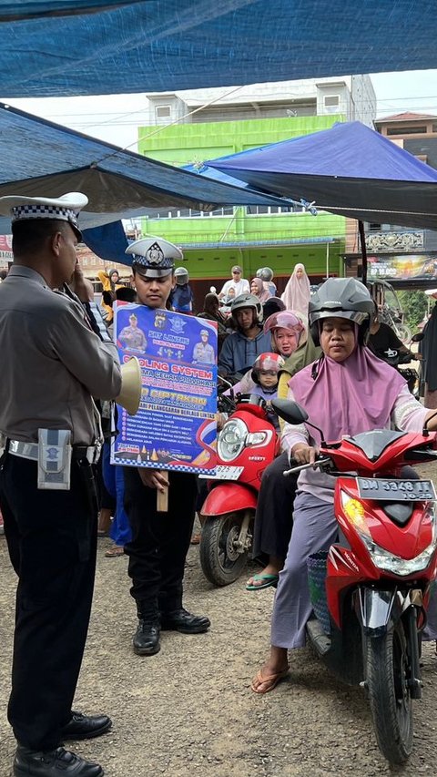 Aksi Polisi Datangi Pasar Ajak Warga Pelalawan Jangan Terhasut Info Hoaks Pilkada