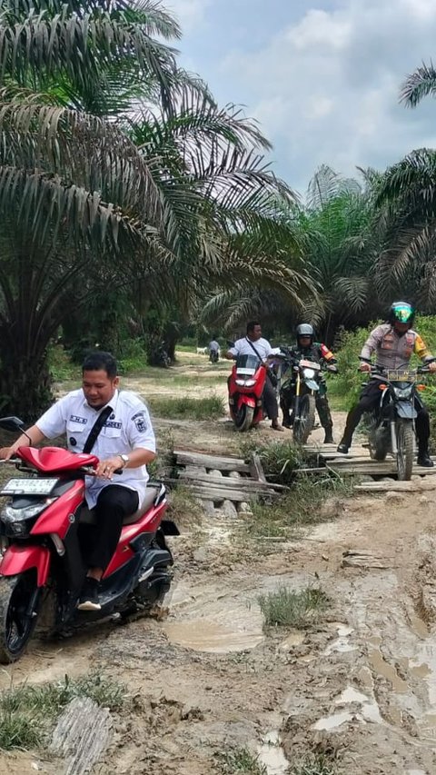 TNI Polri Susuri Jalan Ekstrem ke Desa Terpencil di Pelalawan Demi Pilkada Damai