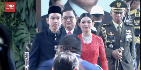 Pakai Baju Adat Betawi, Gibran Tiba di Kompleks Parlemen