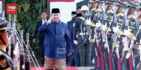 Didampingi Putranya, Prabowo Tiba di Kompleks Parlemen