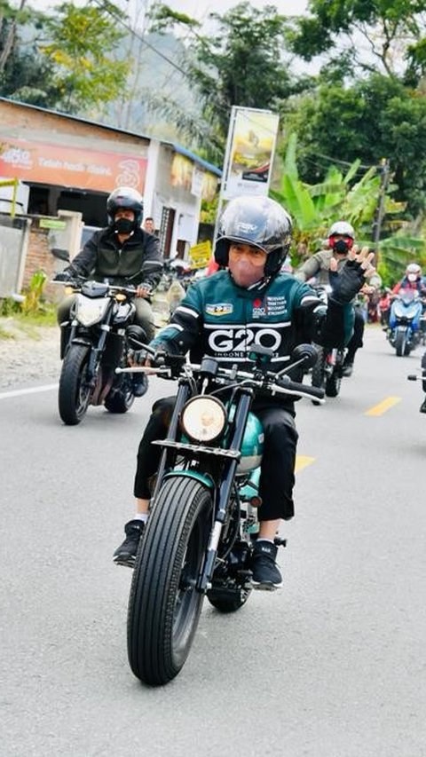 FOTO: Gaya Jokowi dan Sepeda Motornya, dari Touring di Danau Toba hingga Jajal Trek MotoGP