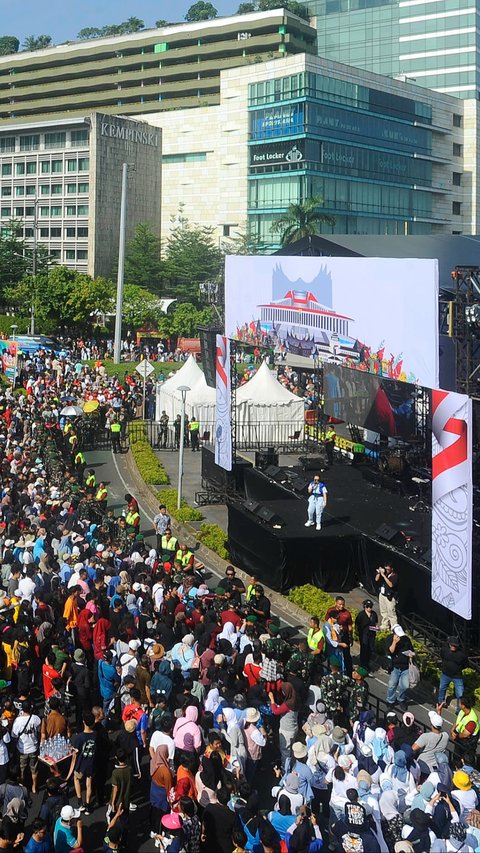 FOTO: Antusiasme Warga Padati Panggung Pesta Rakyat Prabowo-Gibran di Bundaran HI