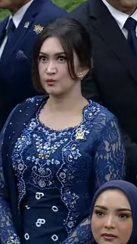 Cantik dan Memesona, Potret Nafa Urbach Mengenakan Kebaya Warna Biru saat Hadiri Pelantikan Prabowo-Gibran