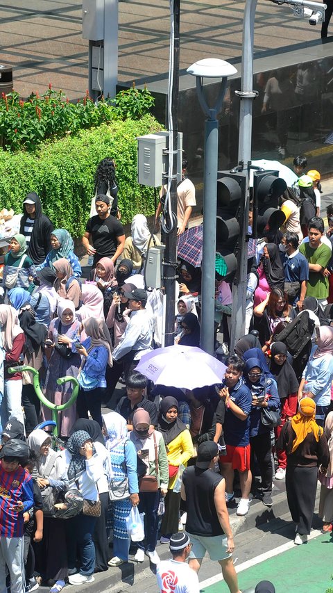 FOTO: Antrean Warga Mengular Serbu Stand UMKM yang Ramaikan Pesta Rakyat Prabowo-Gibran di Bundaran HI