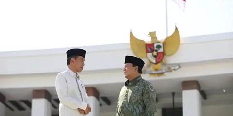 Kembali ke Istana, Jokowi Sambut Kedatangan Prabowo