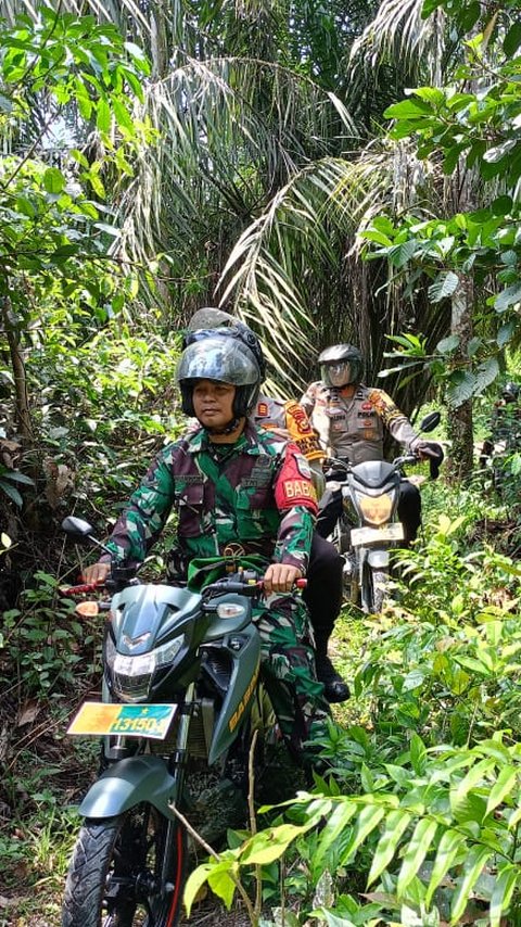 Terobos Hutan Belantara, TNI-Polri Sampaikan Pesan Pilkada Damai hingga ke Pelosok Desa