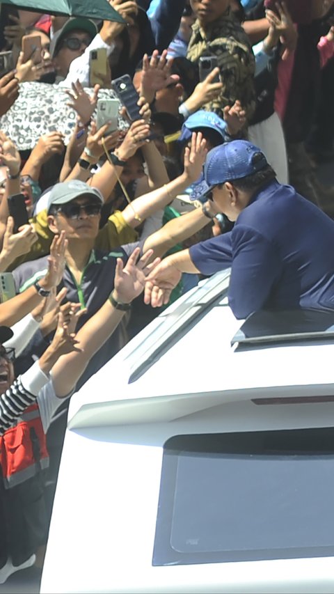 Gagahnya Presiden Prabowo Subianto dari Sunroof Mobil Sapa Warga, Lambaikan Tangan hingga Bersalaman