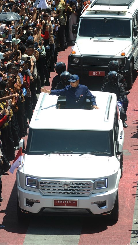 FOTO: Dari Atas Garuda Putih, Presiden Prabowo Panas-panasan Sapa Warga yang Padati Jalanan Menuju Istana Merdeka