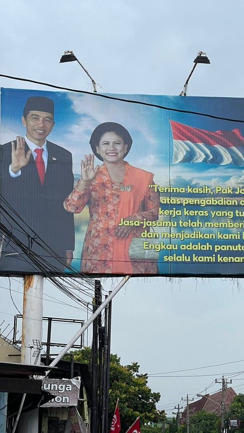 Ratusan Spanduk hingga Karangan Bunga 'Terima Kasih' Sambut Kepulangan Jokowi ke Solo