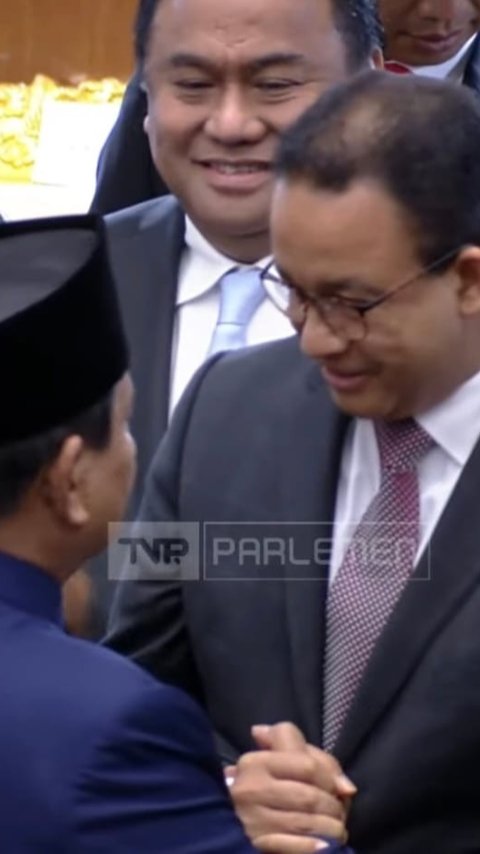 Momen Akrab Prabowo dan Anies Baswedan, Saling Genggam Tangan