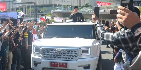 FOTO: Pulang ke Solo, Momen Terakhir Jokowi Pamitan ke Warga dari Atas Garuda Putih Prabowo