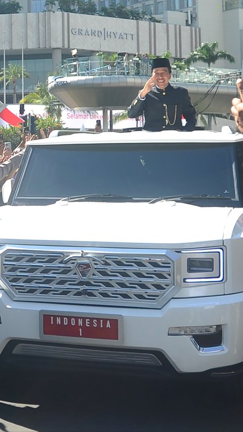 FOTO: Pulang ke Solo, Momen Terakhir Jokowi Pamitan ke Warga dari Atas Garuda Putih Prabowo