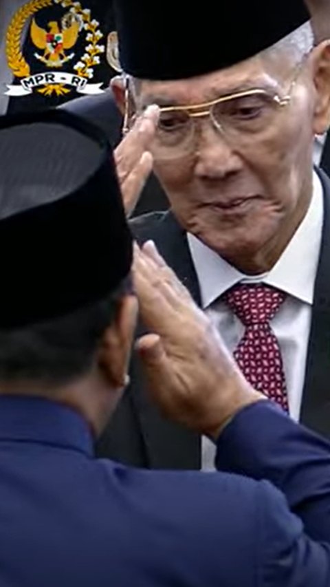 Momen Presiden Prabowo Tunjuk Anies dan Hormat ke Jenderal Sepuh