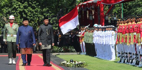 FOTO: Temani Presiden Prabowo, Momen Terakhir Jokowi di Istana Sebelum Pulang ke Solo