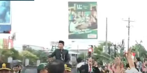 Disambut Ribuan Warga, Jokowi Bagi-Bagi Kaos dari Atas Mobil Maung saat Pulang Kampung ke Solo