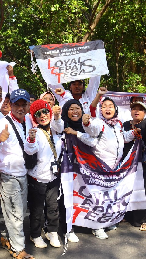 FOTO: Relawan Tumpah Ruah di Kawasan Bandara Halim Perdanakusuma Antar Jokowi Pulang ke Solo