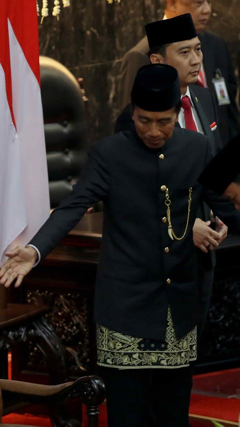 VIDEO: Kode Jokowi Kepalkan Dua Tangan Disambut Prabowo Jelang Pelantikan Presiden di MPR/DPR