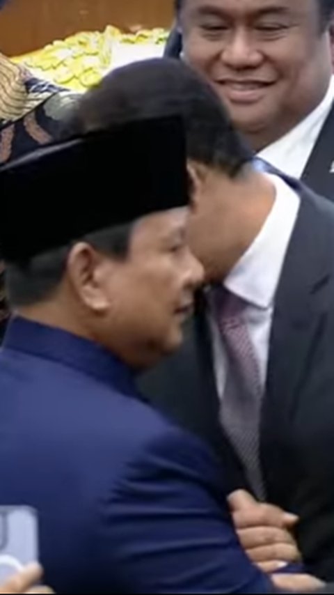 Momen Mesra Usai Pelantikan, Prabowo Rangkul Cipika Cipiki Anies Baswedan dan Foto Selfie dengan Puan Maharani