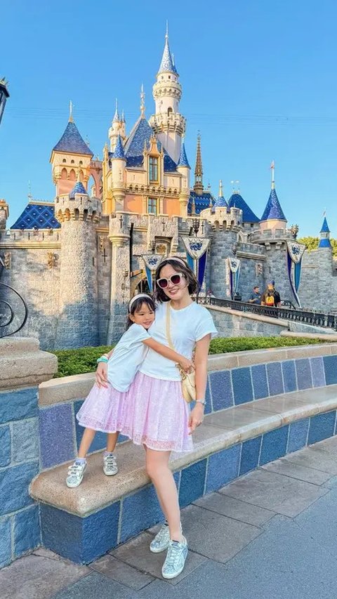 Potret Shandy Aulia & Claire Kompak Pakai T-shirt Putih Dipadu Rok Mini Pink Serba Dior di Disneyland