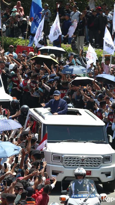 ⁠Ini Sosok yang Berani Panjat Mobil Maung Garuda Prabowo di Tengah Keramaian saat Menuju Istana