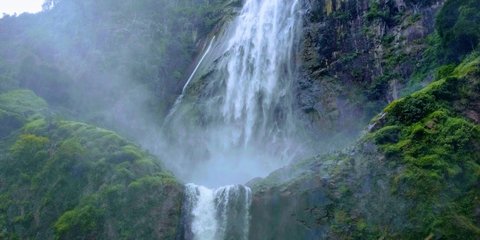 Eksotisme Air Terjun Tertinggi Indonesia, Dikelilingi Tebing dan Hutan yang Keindahannya Bikin Pengunjung Enggan Pulang