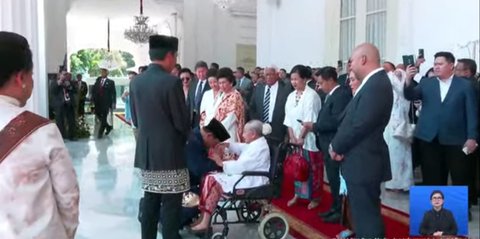 VIDEO: Momen Prabowo Sungkem di Istana, Cium Tangan Wanita Berusia 105 Tahun